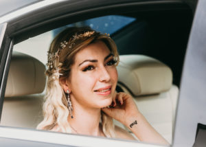 Braut sitzt im Auto Hochzeitsfotograf Essen