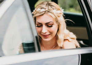 Braut steigt aus dem Auto aus Hochzeitsfotograf Essen