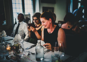 Gäste auf der Hochzeit am Tisch Hochzeitsfotograf Bochum