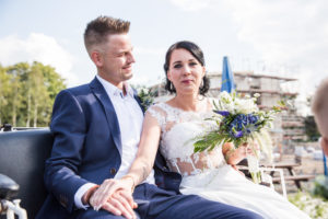 Hochzeitspaar in Kutsche