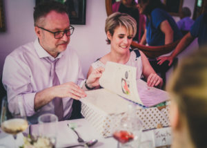 Hochzeitsreportage Paar am Tisch Hochzeitsfotograf Bochum