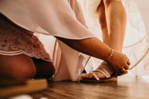 anziehen von Schuhe Hochzeit