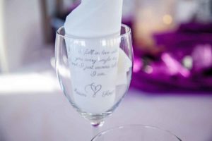 Glas und Menükarte Hochzeit