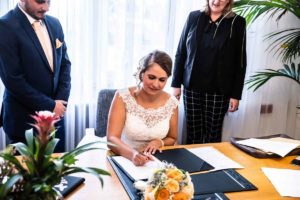 standesamtliche-Hochzeit Amtshaus Gerthe bei der Unterschrift