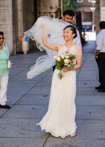 Ganzkörper. Braut draussen häöt sich fliegenden Schleier fest  in Bochum am Rathaus